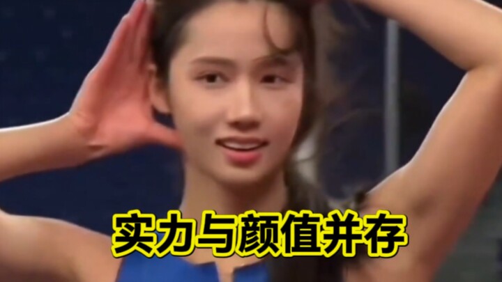 แวบเดียวที่หันมายิ้มนั้นสวยเหมือนจางจิ้งอีเป๊ะ ชัดเลยว่าสาวงามก็สวยเหมือนกันไปหมด