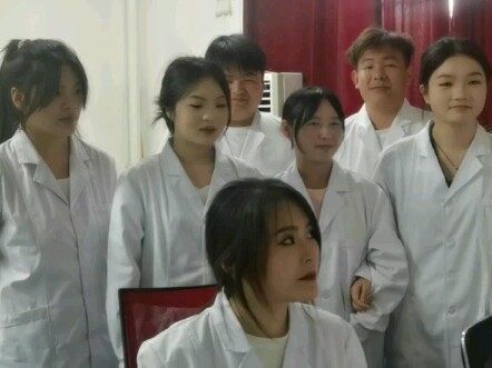 Awalnya kukira dia dingin dan pendiam, tapi ternyata dia malah tertawa terbahak-bahak sampai ngakak—