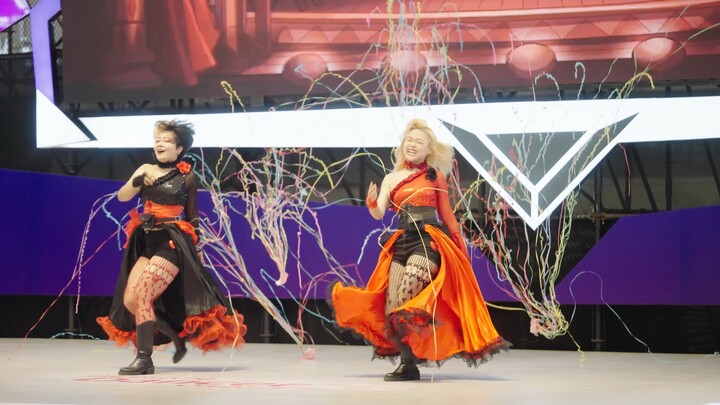 ริบบิ้นหลากสีที่ถูกลมพัดปลิว ดูเหมือนจะให้ความรู้สึกดียิ่งขึ้น