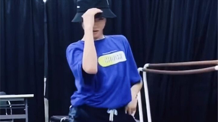 Song Yaxuan dances to Taylor Swift's hit song "Look What You Made Me Do"