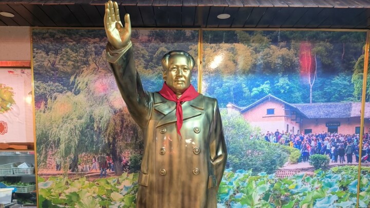 دخلتُ إلى هذا المحل فقط بسبب جملة واحدة: "تحيا أفكار ماو تسي تونغ"