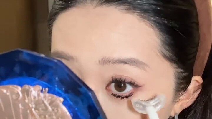 The 28-day growth history of eyelash seal