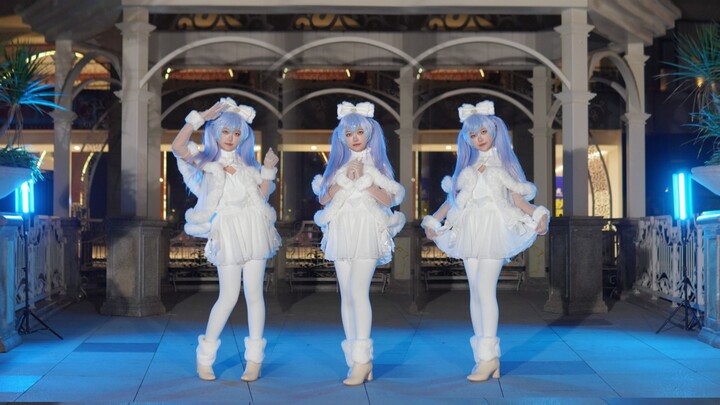 Love it! Snow! Real-life magic! Is this the white Christmas gift you dropped? [Lili]