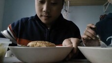 ASMR EATING SOUNDS - CHICKEN BURGER AND PASTA SALAD WITH ARAGULA, TOMATO AND PES