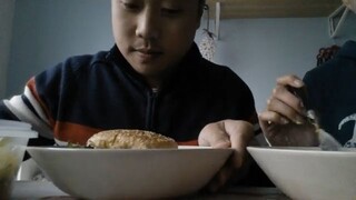 ASMR EATING SOUNDS - CHICKEN BURGER AND PASTA SALAD WITH ARAGULA, TOMATO AND PES