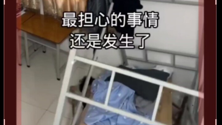 Untungnya teman sekamar di ranjang bawah nggak ada 😂😂😂 kalau enggak, pasti udah kecelakaan!