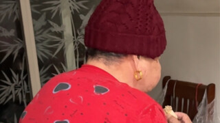 抓住一个偷吃老奶！！奶奶的侧脸杀绝了哈哈哈