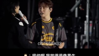 «أعتقد أنك تشبه الصبي جدًا» «أنا صبي بالفعل» «؟؟؟»