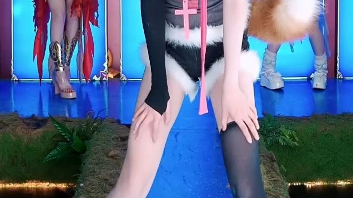 As soon as I came in, I saw Daji shaking uncontrollably.