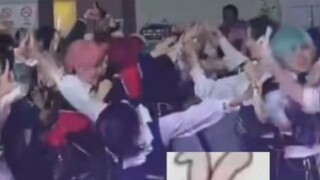 Siapa yang mengajarimu mengubah senyum cerah menjadi tarian trio?