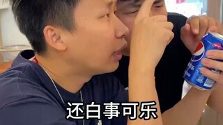 أنا معجب جدًا بمستوى تعليم زميلتي في السكن. لا أحد منهم على صواب.