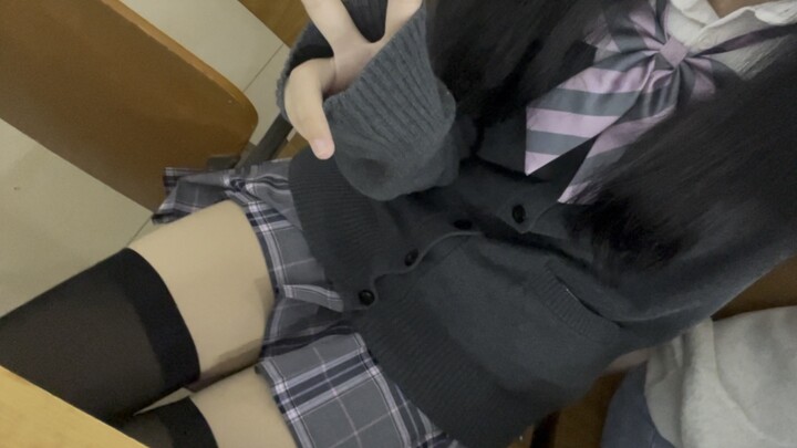 จีกุ้ยประจำวัน ถุงเท้าเลยเข่า | ไปเรียนด้วยกันนะ ม๋อ TvT ข้างฉันไม่มีใครเลยน้า