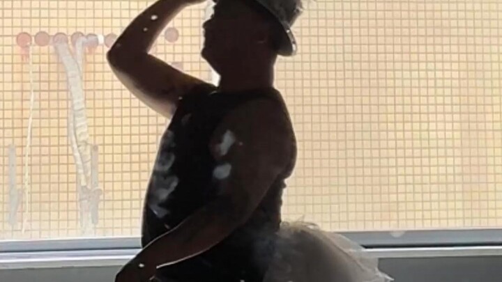 من قال إن اللون الأسود يخفي الوزن؟ لقد أصابني بالجنون، اخرج الآن!