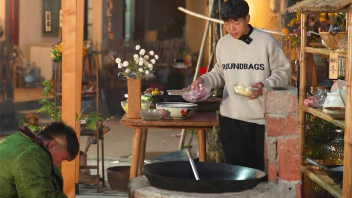 Buổi tụ tập cuối tuần "thả ga ăn uống" mỗi tuần một lần! Hôm nay là món gà củi vui vẻ