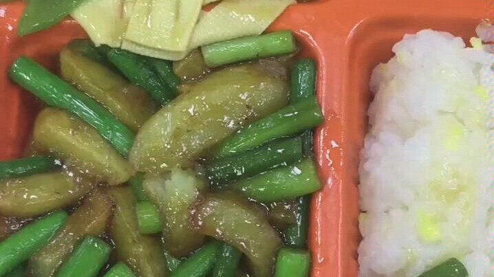 Anh làm tôi buồn quá. Anh phải đền bù cho tôi cái đùi gà đó!