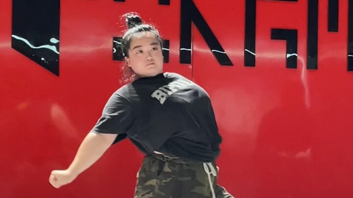 夜梦阴人，钢铁般的性感女壮士