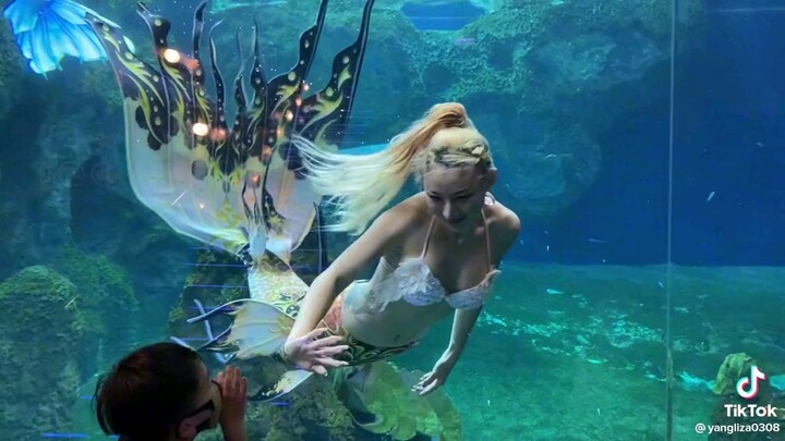 I just fell inlove with this mermaid