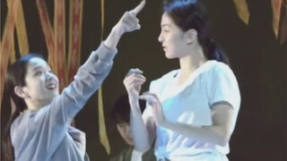 Hai em bé dễ thương này là của ai thế?