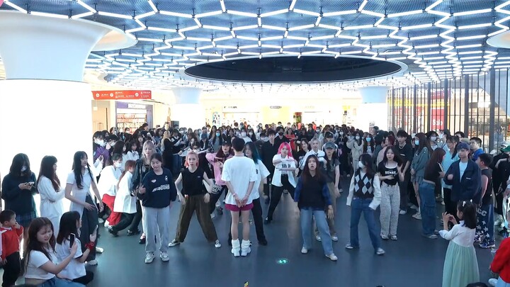 [สนับสนุนครบรอบ 5 ปี Stray Kids] ช็อคมาก! ผู้คนหลายร้อยคนตะโกน "ถอย ถอย ถอย" พร้อมกัน!丨Sing and Danc