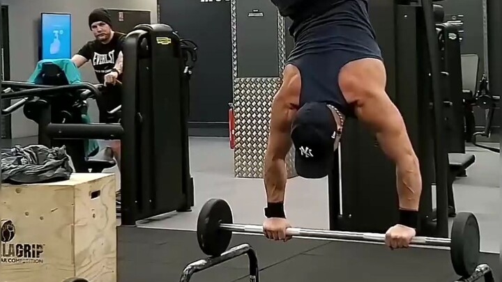 Thánh tập gym vừa xuất hiện, cả hội đều nhìn chăm chú trong sáng như học sinh tiểu học