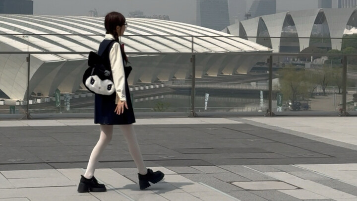 فتاة منزلية بطول 1.9 متر تخرج لتجذب الأنظار في الشوارع! كيف يبدو باقة الفحص الطبي التي تقارب الـ10 آ