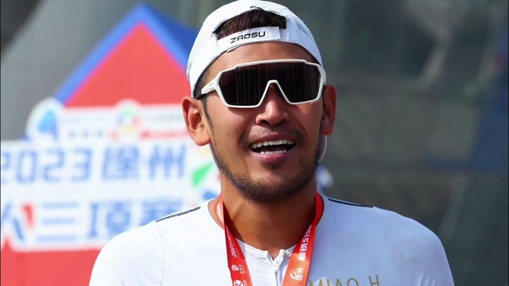 ว่ายน้ำ 3.8 กม. ปั่นจักรยาน 180 กม. แล้วยังวิ่งมาราธอนเต็มระยะได้ในเวลา 2 ชั่วโมง 45 นาที นี่คือลูกน