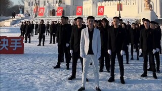 Zhang Shiyao shakes his head in Qinghai with hundreds of people, and he looks pretty handsome!