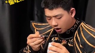 男生上场前偷吃椰壳炭被卡住，下一秒笑不活了……