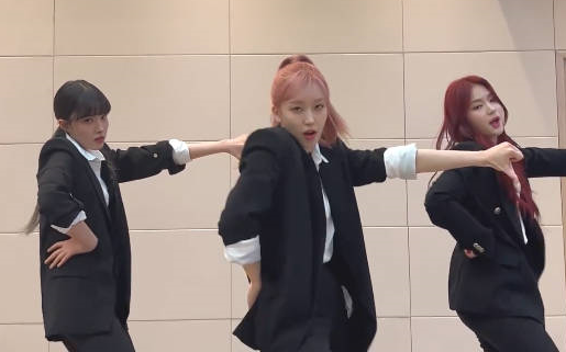 Dressed in suits, they’re so handsome! STAYC’s ROVER dance challenge! ROVER - KAI