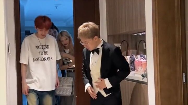 ชุดสูทงานแต่งงานสำหรับพิธีกรแบบลิมิเต็ด