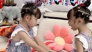 Xixi và Xinyue đang tranh giành một chiếc túi, và chị gái đã làm thế này...