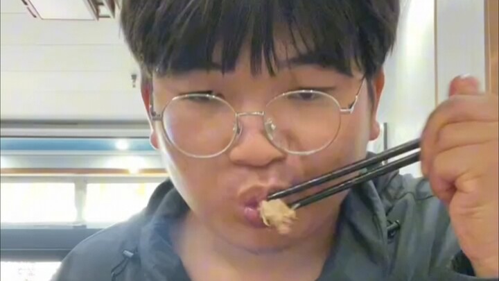 《วิดีโอบล็อกหนุ่มหล่อใส》โอ้ น่ารักมากเลย น้องชายใช่ไหม