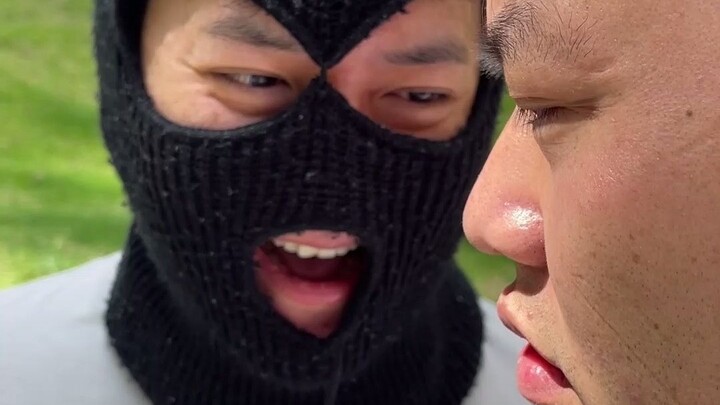 ฉันก็แค่ช่วยเขาจองห้องพักไปเท่านั้นเอง