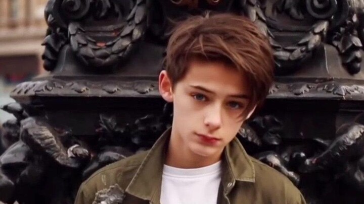 อายุแค่ 13 ปีก็ได้รับฉายาว่า “เด็กชายหน้าหล่อที่สุดในโลก” เพราะหน้าตาโดดเด่น! พออายุ 16 สูงถึง 193 ซ