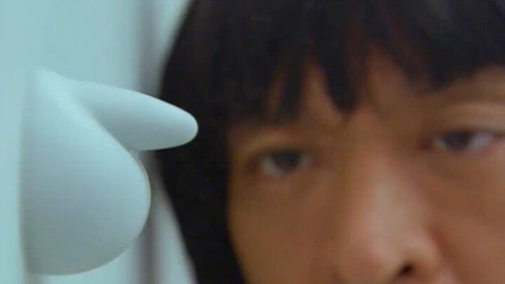 เขาติดอยู่ในห้องลับกล่องสุ่ม ต้องพึ่งการเปิดกล่องสุ่มเพื่อผ่านวันไป ทุกครั้งที่เปิดก็มีเซอร์ไพรส์ไม่