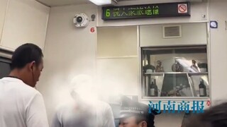 แม่ซื้อสามที่นั่งเพราะลูกชายเพิ่งผ่าตัด ชายคนหนึ่งที่ไม่มีที่นั่งด่าแม่ว่าแย่งที่นั่งและบอกว่าเธอมีป