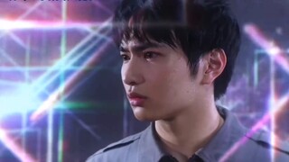 Mari kita lihat pemandangan indah Tsujimoto di antara ketiga Ultramen!
