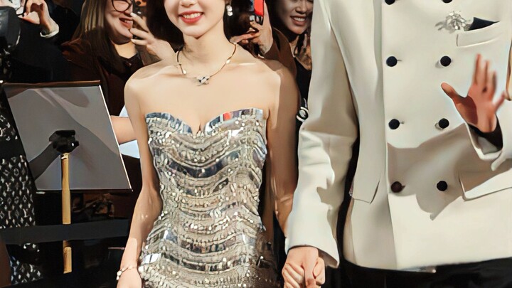 Aduh ngakak, sepertinya para sponsor yang paling shipin mereka—pas mereka berjalan bergandengan tang