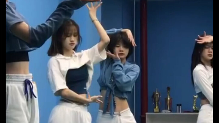 [High school students cover dance] The president of a high school street dance club in the capital c