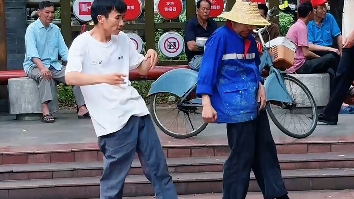 เจอหนุ่มกับคุณลุงเต้นดวลกันในสวนสาธารณะ คุณลุงยังคงฟอร์มดีไม่เปลี่ยนเลย!