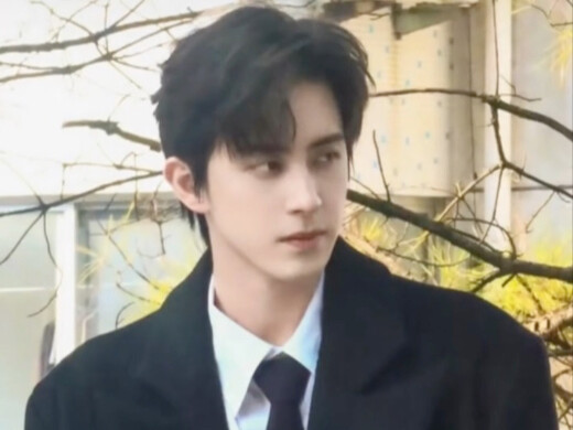 Ou Ruipeng has broad shoulders, a narrow waist, and even stands 1.9 meters tall? Is it still possibl