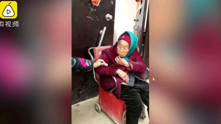 Masih seperti anak-anak! Ibu 107 tahun beri permen untuk putrinya yang berusia 84 tahun, putrinya la