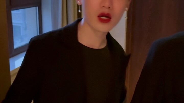 คุณสองคนเป็นอะไรกันเหรอ? ทำไมฉันดูแล้วมันไม่ปกติเลยล่ะ