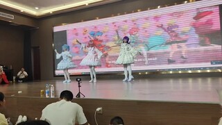 فيديو تسلق المنصة لفتيات في مون مارينج