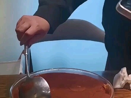 فتاة تحدّت نفسها بتناول كعكة التيراميسو بملعقة واحدة، وفاجأت الجميع بأنها استطاعت تناول الطبق بأكمله