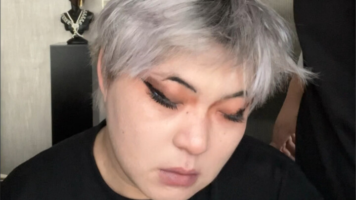 แปลงโฉมเสร็จแล้ว กลายเป็นซอมบี้ไปเรียบร้อย