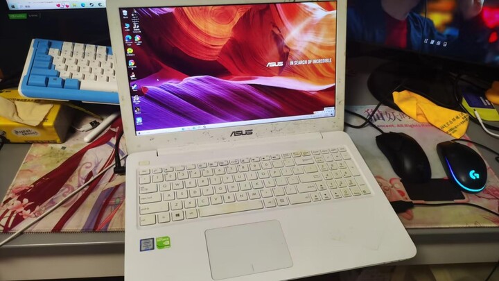 Bersihkan debu dari komputer lama adik perempuanku