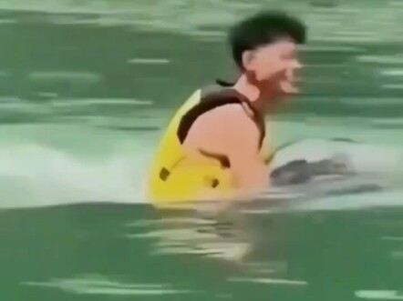 Anh trai là mô-tô nước 😨