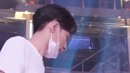 [Zhang Yixing] The cute little guy who always asks others for food in a sweet tone