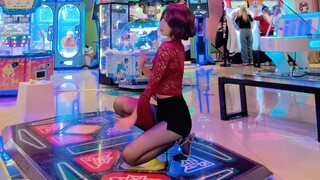 Short hair dream back to the second generation group, red lace high heels, dancing machine HyunA bab